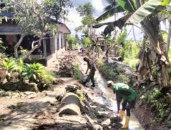 Babinsa Koramil 04/Watang Pulu & Petani Bahu-Membahu Perbaiki Saluran Irigasi