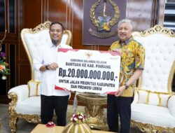 Pemerintah prov Sul Sel Serahkan Bantuan Kepada Pemkab Pinrang Untuk Peningkatan Infrastruktur Jalan Guna Mendukung Kelancaran Aktipitas Ekonomi Masyarakat