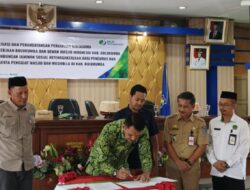 Bulukumba mencatat sejarah baru..!Ketua Dewan Masjid Indonesia (DMI) Kabupaten Bulukumba H.Andi Muttamar Matottorang bersama kepala BPJS ketenagakerjaan Abrianto, S.H., M.H. resmi menandatangani perjanjian kerja sama perlindungan jaminan sosial ketenagakerjaan bagi pengurus DMI, pengurus Masjid,serta penggiat Masjid & Musholla di Kab.Bulukumba.
