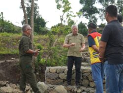 Bupati Pinrang Didampingi Sejumlah Kepala OPD Dan Kepala BPBD Pinrang Turun Langsung Tinjau Sejumlah Titik Yang Rawan Terdampak Bencana Terkait Kondisi Infrastruktur Dan Aktipitas warga