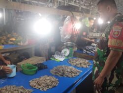 Babinsa Ramil 1420-04/Watang Pulu Pantau Ketersediaan Bahan Pokok di Pasar Lawawoi