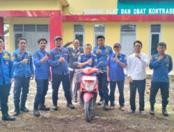 Motor Pegawai Disusupi Ular, Damkar Sidrap Jadi Montir Dadakan