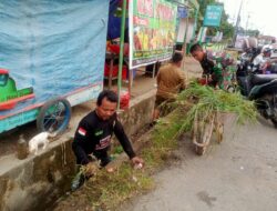 Babinsa Koramil 05/Dua Pitue Pimpin Karya Bakti Pembersihan Drainase di Tanrutedong
