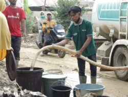 WIZ dan Wahdah Peduli Salurkan 25.000 Liter Air Bersih untuk Warga Terdampak di Aceh Tamiang