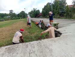 Babinsa Desa Lainungan Koramil 1420-04/Watang Pulu Gelar Karya Bakti, Bersihkan Saluran Air Depan Kantor Desa