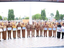 Serahkan Piala, Bupati Andi Utta Apresiasi Kepsek yang Meraih Penghargaan Adiwiyata