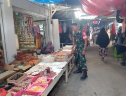 Pastikan Stok Pangan Aman, Babinsa Sertu Andi Paris Pantau Harga Sembako di Pasar Sentral Tanru Tedong