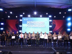 Momentum Tahun Baru, Bupati Andi Utta Serahkan 8 Penghargaan kepada Personel Polres Bulukumba