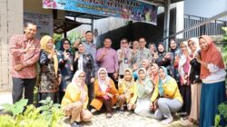 Deputi BI Kunjungi Ibu Ibu Pembatik Bunga Mawar di Bulukumba