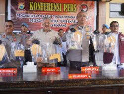 Mapolres Pinrang Gelar Konferensi Pers Ungkap Kasus Narkoba, Empat Tersangka Di Amankan Bersama Barang Bukti 3,2 KG Sabu