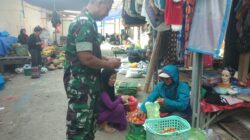 PAsrikan Stok Aman, Babinsa Koramil 1420-02/Tellu Limpoe Pantau Harga Pangan di Pasar Sentral Amparita