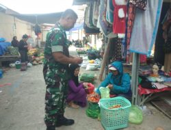 PAsrikan Stok Aman, Babinsa Koramil 1420-02/Tellu Limpoe Pantau Harga Pangan di Pasar Sentral Amparita