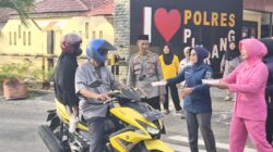 Personil Polres Pinrang Berbagi Takjil Jelang Berbuka Puasa