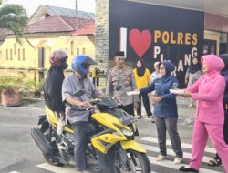 Personil Polres Pinrang Berbagi Takjil Jelang Berbuka Puasa