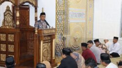 Bupati Syaharuddin Sampaikan Pesan Zakat dan Sedekah saat Tarawih di Pitu Riawa
