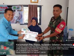 Kepala Desa Lombo Wahidin Bersama Babinsa Serka A. Paris Hadiri Penyaluran BLT di Aula Kantor Desa Lombo