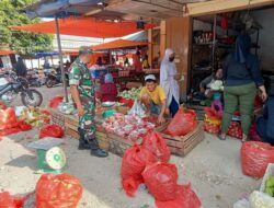Pemantauan dan Pengecekan Harga Sembako di Pasar Sentral Rappang, Sidrap Oleh Babinsa