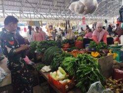 Jaga Stabilitas Pangan, Babinsa Koramil 1420-04/Watang Pulu Pantau Harga Sembako di Pasar Lawawoi