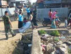 Cegah Sarang Nyamuk dan Lancarkan Aliran Air, Babinsa Tellu Limpoe Gelar Karya Bakti Bersama Warga