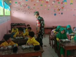 Babinsa Kodim 1420/Sidrap Dampingi Pendistribusian Makan Bergizi Gratis