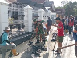 Wujudkan Lingkungan Sehat, Personil Koramil 03/Maritengngae Gelar Karya Bakti Bersih-bersih