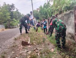 Personel Koramil 1420-04/Watang Pulu Bersama Siswa SMK Negeri 3 Sidrap Gelar Karya Bakti Bersihkan Saluran Air