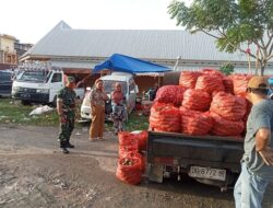 Pantau Harga Sembako, Serka Sahniawan Dani Cek Pasar Sentral Rappang