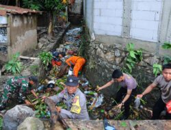 Polisi dan Warga di Sidrap Gotong Royong Bersihkan Selokan Cegah Banjir