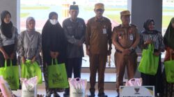Sekda pinrang Serahkan Bantuan Kesehatan Dan Kebutuhan Pokok Kepada Keluarga Beresiko Stunting