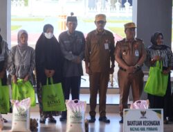 Sekda pinrang Serahkan Bantuan Kesehatan Dan Kebutuhan Pokok Kepada Keluarga Beresiko Stunting