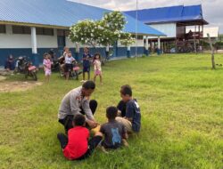 Polisi Sahabat Anak, Kapolsek Pitu Riase Sidrap Bermain Bola Bersama Anak