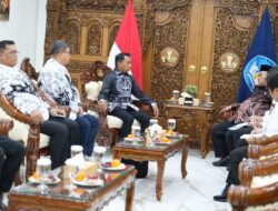 ​Bupati Syaharuddin Undang Langsung Mendikdasmen Buka Porsenijar PGRI Sulsel di Sidrap  Bupati Sidrap, Syaharuddin Alrif, mengundang langsung Menteri Pendidikan Dasar dan Menengah (Mendikdasmen), Abdul Mu’ti, untuk menjadi tamu kehormatan pada Pekan Olahraga, Seni, dan Pembelajaran (Porsenijar) PGRI tingkat Provinsi Sulawesi Selatan di Kabupaten Sidrap.  Hal tersebut disampaikan Syaharuddin Alrif dalam audiensi yang berlangsung di kantor Kemendikdasmen, Jakarta, Senin (8/6/2026). Turut hadir pada kesempatan itu, Ketua PGRI Sulsel, Hasnawi Haris, Ketua PGRI Kota Makassar, Plt. Kepala Dinas Pendidikan Kabupaten Sidrap, Sirajuddin, serta Kepala Dinas Peternakan Kabupaten Sidrap, Ahmad Dollah.  Selain diharapkan membuka secara resmi kegiatan tersebut, Menteri juga diundang menjadi narasumber utama dalam seminar pendidikan yang menjadi bagian dari rangkaian acara.  ​Dalam kesempatan itu, Bupati Sidrap menjelaskan, Porsenijar yang akan berlangsung awal Juli tahun ini akan melibatkan sekitar 70 hingga 80 guru dari berbagai daerah.   Kegiatan tersebut tidak hanya menjadi ajang kompetisi dan pengembangan kreativitas peserta didik, tetapi juga menjadi wadah peningkatan kapasitas tenaga pendidik melalui seminar dan berbagai kegiatan edukatif lainnya.   Salah satu agenda yang menarik perhatian adalah pelaksanaan jalan santai bertajuk “Anti Mager”, yang bertujuan mendorong budaya hidup sehat, aktif, dan produktif di kalangan guru maupun pelajar.  ​Bupati Sidrap juga menyampaikan apresiasi kepada Kementerian Pendidikan Dasar dan Menengah atas dukungan program revitalisasi sarana dan prasarana pendidikan yang telah diberikan kepada Kabupaten Sidrap pada tahun 2025.   Menurutnya, bantuan tersebut telah memberikan dampak positif terhadap peningkatan kualitas layanan pendidikan di daerah.  ​“Kami mengucapkan terima kasih atas perhatian dan dukungan pemerintah pusat melalui program revitalisasi sekolah. Kami berharap pada tahun 2026 Kabupaten Sidrap kembali mendapatkan alokasi bantuan revitalisasi yang lebih besar guna mempercepat pemerataan dan peningkatan mutu pendidikan,” ujar Bupati.  ​Sebagai bentuk keseriusan dalam mendukung pengembangan pendidikan, Bupati mengungkapkan bahwa Pemerintah Kabupaten Sidrap telah menyiapkan lahan seluas 20 hingga 50 hektare untuk mendukung pembangunan sekolah terintegrasi jika memperoleh dukungan dari pemerintah pusat.  ​Lebih lanjut, Bupati menyampaikan bahwa sektor pendidikan di Kabupaten Sidrap menunjukkan kemajuan signifikan dalam beberapa tahun terakhir. Berbagai capaian prestasi peserta didik dan tenaga pendidik terus meningkat, sejalan dengan dukungan program-program pemerintah pusat.  Salah satunya adalah guru dari SMP Negeri 2 Pangkajene yang baru-baru ini berhasil menorehkan prestasi melalui inovasi pembelajaran berbasis kecerdasan buatan (artificial intelligence) dalam ajang AI Talent Nusantara.   Prestasi tersebut menjadi bukti bahwa guru di Sidrap mampu beradaptasi dengan perkembangan teknologi dan berkontribusi dalam transformasi pendidikan di era digital.  ​Di luar sektor pendidikan, Bupati juga memaparkan perkembangan sektor peternakan yang menjadi salah satu unggulan Kabupaten Sidrap. Produksi telur dari daerah tersebut terus mengalami pertumbuhan dan memberikan kontribusi penting terhadap ketahanan pangan, baik di tingkat regional maupun nasional.   Selain itu, Kabupaten Sidrap berhasil mencatatkan berbagai capaian positif dalam pembangunan sosial, termasuk keberhasilan dalam menekan angka stunting serta upaya pengentasan kemiskinan.  ​Audiensi ini diharapkan dapat memperkuat sinergi antara Pemerintah Kabupaten Sidrap dan Kementerian Pendidikan Dasar dan Menengah dalam mewujudkan pendidikan yang berkualitas, berdaya saing, serta mampu melahirkan generasi unggul untuk masa depan Indonesia.  Pewarta: MUHAMMAD ASRUL Editor: NURYADIN SUKRI