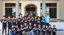 Sekda Kabupaten Pinrang Lepas Tim Sepak Bola Kelompok U-10 Dan U-12 Kabupaten Pinrang Yang Akan Berlaga Pada Piala Presiden Wilayah Sul Sel Di Kota Makassar