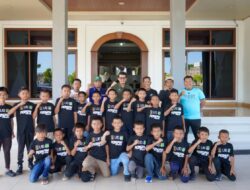 Sekda Kabupaten Pinrang Lepas Tim Sepak Bola Kelompok U-10 Dan U-12 Kabupaten Pinrang Yang Akan Berlaga Pada Piala Presiden Wilayah Sul Sel Di Kota Makassar