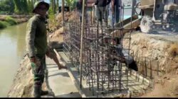 Babinsa Koramil 1404-04/Paleteang Bersama Warga Cor Tiang Jembatan Beton Di Kelurahan  Benteng Sawitto