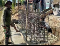 Babinsa Koramil 1404-04/Paleteang Bersama Warga Cor Tiang Jembatan Beton Di Kelurahan  Benteng Sawitto