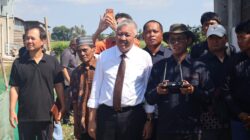 Bupati Pinrang Menyaksikan Langsung Uji Coba Pengoperasian Drone Pertanian Di Kecamatan Mattiro Bulu Kabupaten Pinrang