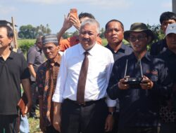 Bupati Pinrang Menyaksikan Langsung Uji Coba Pengoperasian Drone Pertanian Di Kecamatan Mattiro Bulu Kabupaten Pinrang