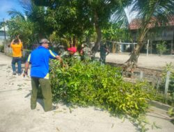 Bersihkan Ranting Pohon Di Kelurahan Teppo Babinsa Koramil 1404-05 /Patampanua Bersama Warga Kerja Bakti