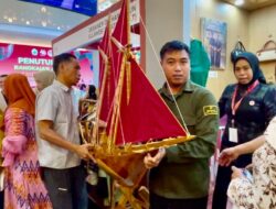 Gubernur Sulsel Apresiasi Miniatur Pinisi Karya UMKM Bulukumba di Pameran HUT Dekranas ke-46
