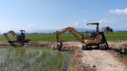Percepat Pekerjaan Sasaran Fisik Di Desa Tanratuo Personil TMMD Ke -129 Kodim1404/Pinrang  Kerahkan Dua  Excavator  Ke Lokasi