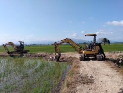 Percepat Pekerjaan Sasaran Fisik Di Desa Tanratuo Personil TMMD Ke -129 Kodim1404/Pinrang  Kerahkan Dua  Excavator  Ke Lokasi