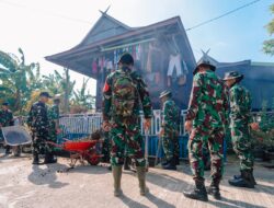 Wujudkan Lingkungan Bersih Satgas TMMD Ke 129 Kodim 1404/Pinrang Bersama Staf Desa Dan Warga Gelar Kerja Bakti Di Desa Tanratuo