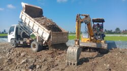 Satgas TMMD Ke – 129 Kodim 1404/Pinrang  Terus Datangkan Timbunan Di Lokasi  Pembanguan Jalan Tani