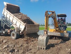 Satgas TMMD Ke-129 Kodim 1404/Pinrang Terus Datangkan  Timbunan Di Lokasi Pembangunan Jalan Tani