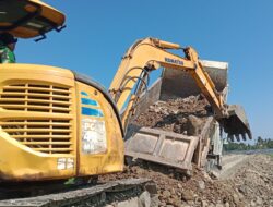 Percepat Pembangunan Jalan Tani Satgas TMMD Ke – 129 Kodim 1404/Pinrang Terus Datangkan Truk Pengangkut Timbunan Ke Lokasi Sasaran Fisik