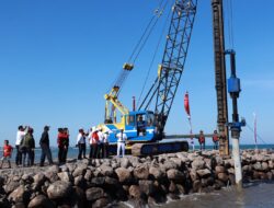 Pemancangan Tiang Tandai Dimulainya Pembangunan Masjid Terapung Pantai Merpati Bulukumba