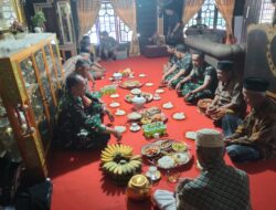 M.Saenong Dolla Dan Hj. Sitti Suriani. S.Pd Warga Desa Tanratuo Undang Satgas TMMD Ke – 129 Kodim 1404/Pinrang Untuk Nikmati Hidangan Siang Di Kediamannya”Bentuk Penghorman Kepada TNI”