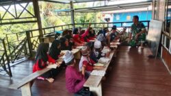 Ajarkan Budaya Membaca Dan  Tulis Al’Quran ” Ini yang Di Lakukan Satagas TMMD Ke – 129 Kodim 1404/Pinrang Kepada Anak Anak Desa Tantatuo”