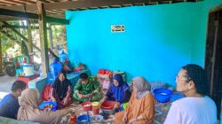 Keakraban TNI Dan Warga Terjalin Lewat  Membuat Kue Bersama Di TMMD Ke 129 Kodom 1404/Pinrang